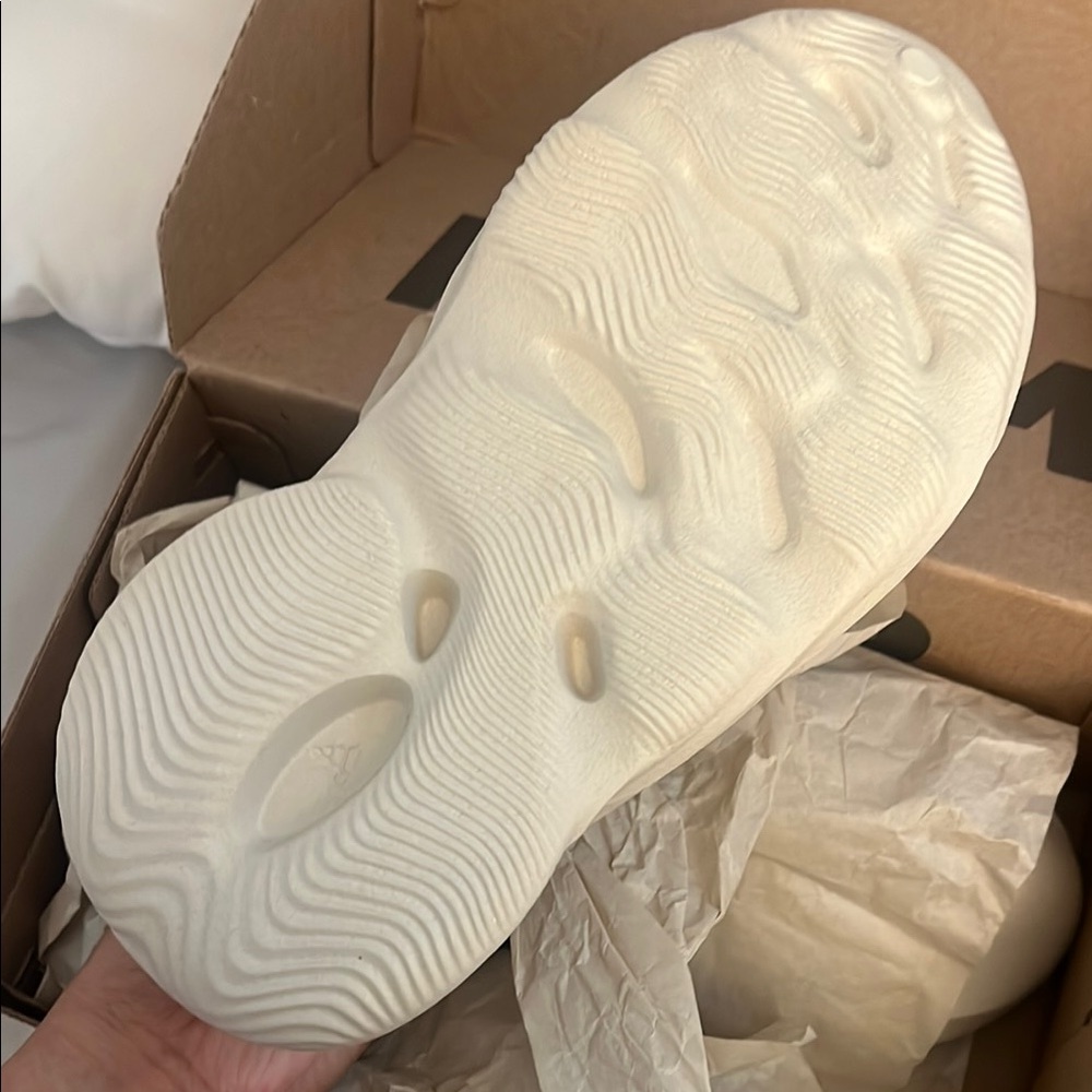 Stylish Foam Sneakers size 5 in men - Picture 3 of 4